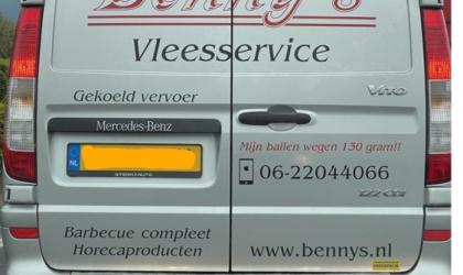 Benny's vleesservice busje met slogan
